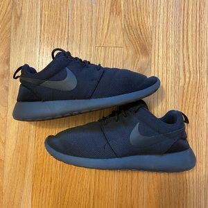 Black nike roshes
